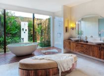 Villa LataLiana Estate, Master Bathroom